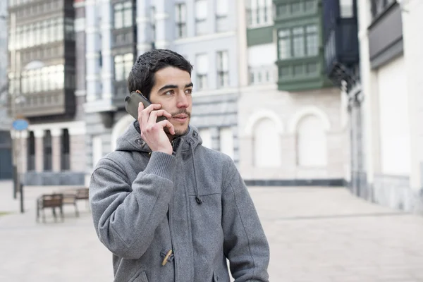 Man praten via de telefoon in de straat. — Stockfoto