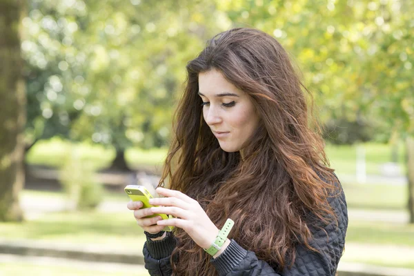 Young woman using phone, outdoor. — Stock Photo, Image