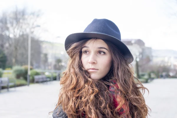 Retrato de chica atractiva casual con sombrero en la calle . —  Fotos de Stock