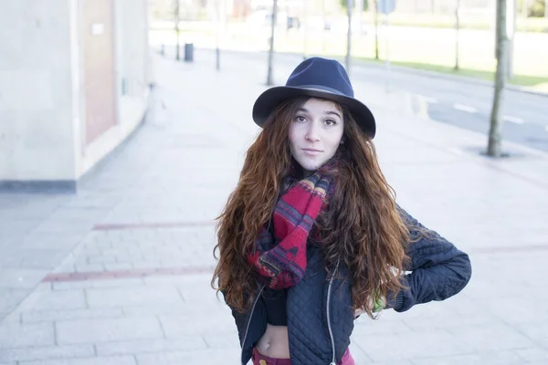 Porträtt av urban flicka med hatt på gatan. — Stockfoto