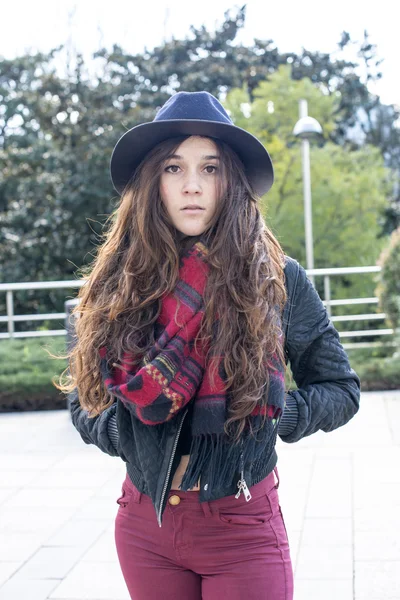 Портрет городской девушки в шляпе и шарфе, на открытом воздухе . — стоковое фото