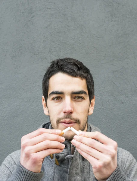 タバコ、喫煙概念がない男の肖像. — ストック写真