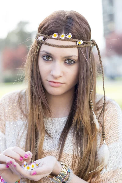 Retrato de hippie jovem mulher . — Fotografia de Stock