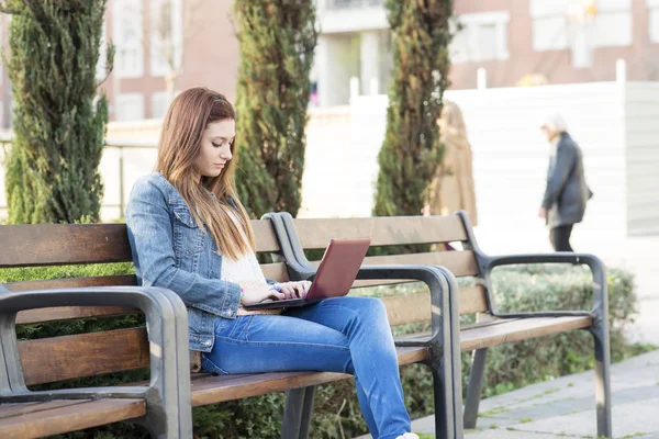 Jovem computador portátil mulher no parque . — Fotografia de Stock