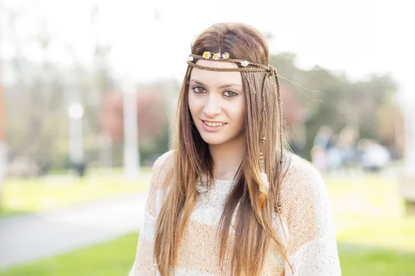 Portrait of beautiful and smiling young woman, hippie stylish, o — Stock Photo, Image