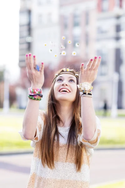 Smiling hippie girl playing with daisies, outdoor. — Stock Photo, Image