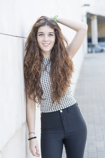 Portrait of beautiful smiling young woman with long hair. — Stock Photo, Image