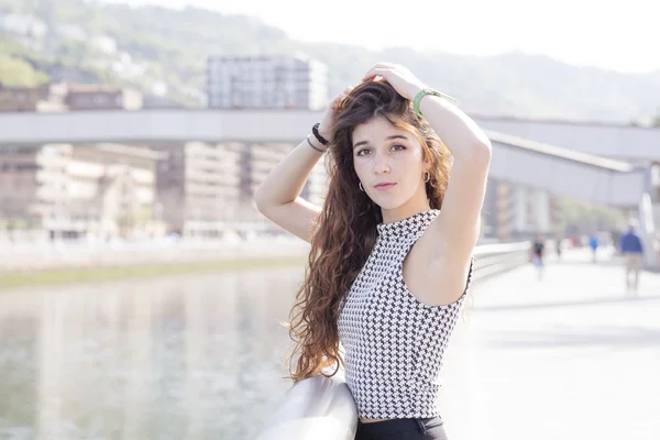 Portrait de belle femme libérant les cheveux avec les mains, en plein air . — Photo