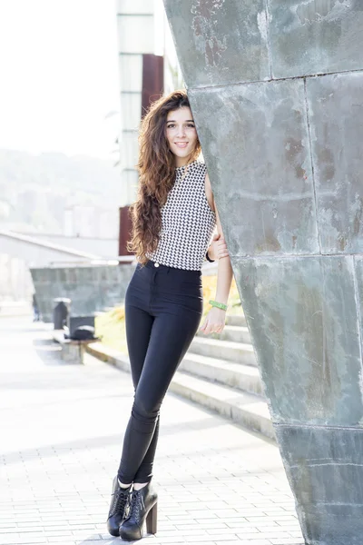 Sorrindo atraente moda jovem posando na rua . — Fotografia de Stock