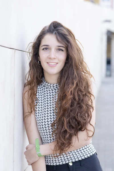 Portrait de jeune femme souriante aux cheveux longs, en plein air . — Photo