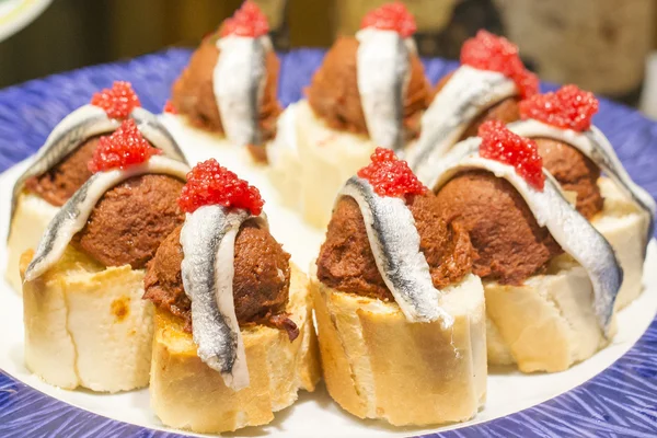 Hamsi, ton balığı ve kırmızı havyar, Bask closeup İspanyolca tapas