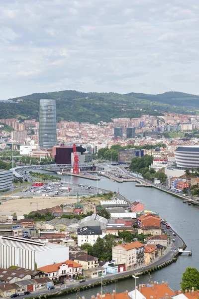 Zobrazení staré i nové Bilbao město, Bizkaia, Vasque, Španělsko. — Stock fotografie