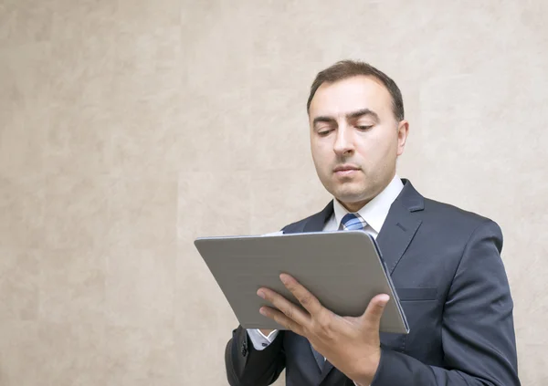 Nachdenklicher und seriöser Geschäftsmann sucht Botschaft im Tablet-Computer — Stockfoto