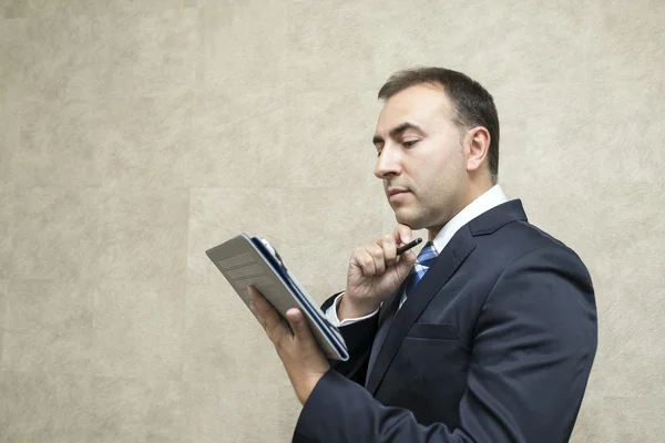 Pensativo empresario buscando mensaje en la tableta de ordenador . — Foto de Stock