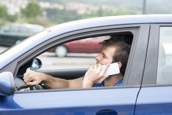 Man rijden en praten door slimme telefoon, gevaarlijke concept. — Stockfoto
