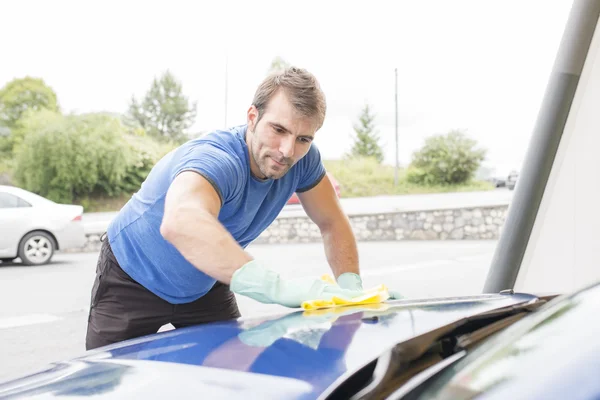 Man cleaning car with sponge. — Stock Photo, Image