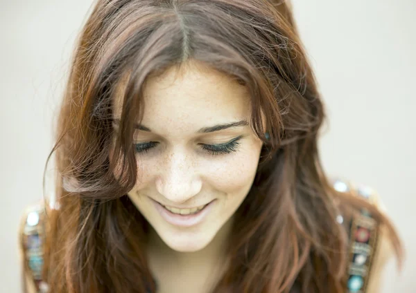 Retrato de cerca de una hermosa mujer sonriente mirando hacia abajo . —  Fotos de Stock