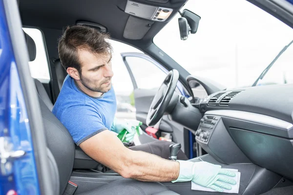 Worker cleaning car. — Stock Photo, Image