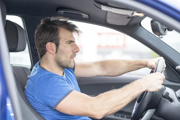 Portret van man rijden auto. — Stockfoto