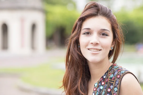 Gros plan portrait de sourire belle jeune femme avec des taches de rousseur . — Photo