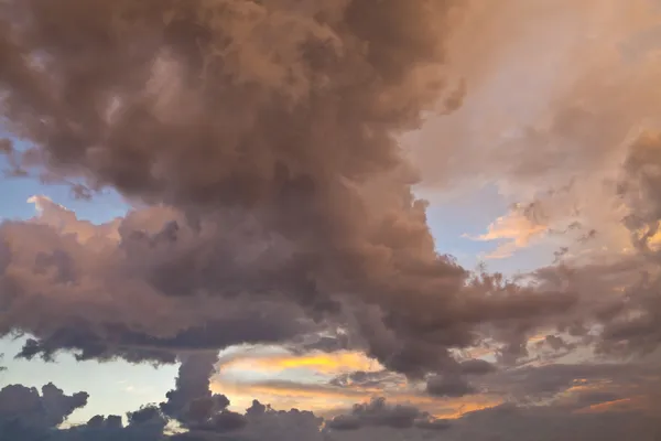 9 夕方の空に浮かぶ雲 — ストック写真