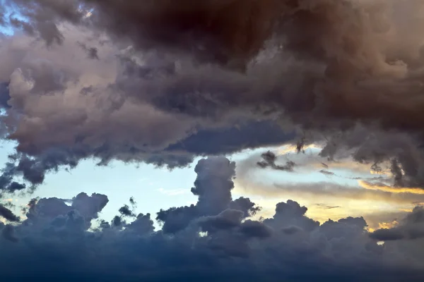 Dark clouds at sunset — Stock Photo, Image