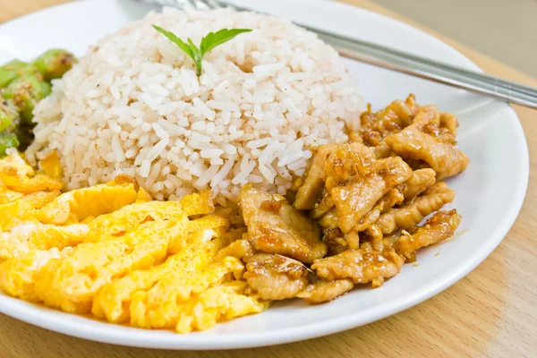 Arroz con pasta de camarones . — Foto de Stock