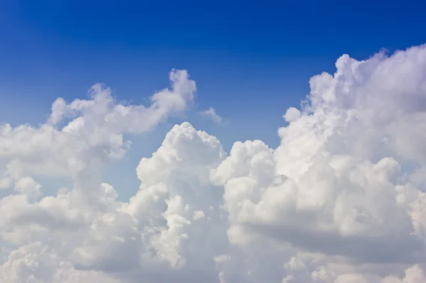 Blauwe lucht en witte wolken. — Stockfoto