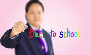 üniformalı öğrenciler okula geri yazma.