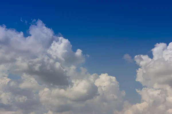 Cielo azul y nubes blancas. — Foto de Stock