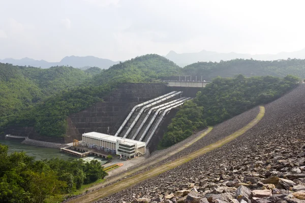 Elektrik üretmek için su getirmek için baraj hortumlar. — Stok fotoğraf