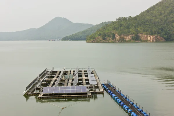 Des cellules solaires sont placées sur le lac . — Photo