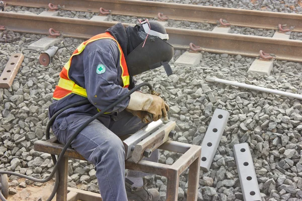 Trabajadores reparan las vías ferroviarias con chorro de arena . — Foto de Stock