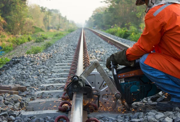 I lavoratori tagliavano i binari per la manutenzione . — Foto Stock