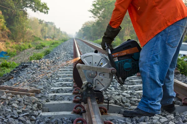 Arbeiter schnitten Gleise für Wartungsarbeiten ab. — Stockfoto