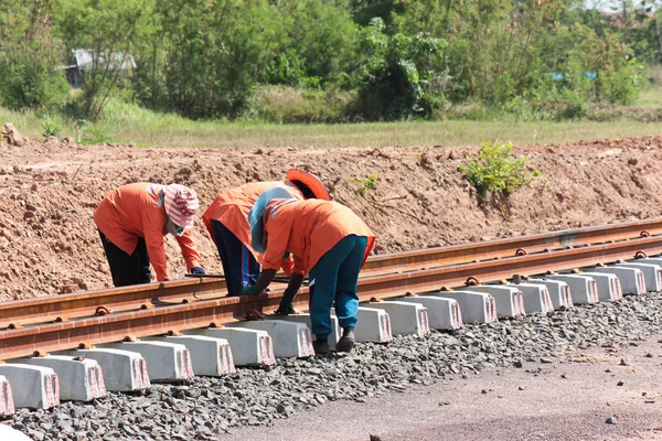 Los trabajadores estaban construyendo un ferrocarril . — Foto de Stock