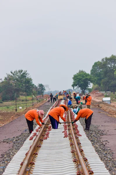 Los trabajadores estaban construyendo un ferrocarril . — Foto de Stock