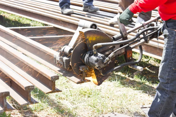 Les ouvriers coupaient des rails pour l'entretien . — Photo