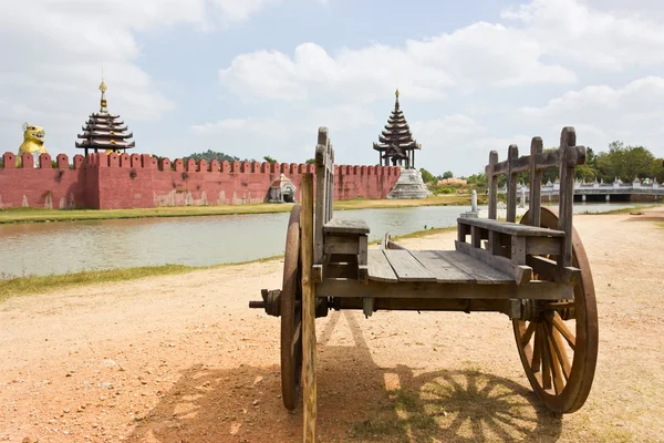 Oude houten wagon in het oude paleis. — Stockfoto