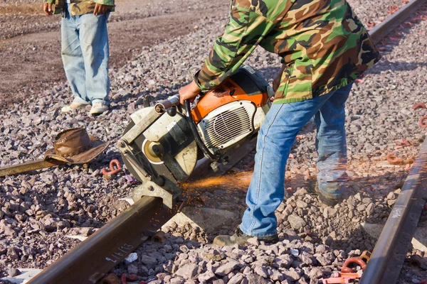 Les ouvriers coupaient des rails pour l'entretien . — Photo