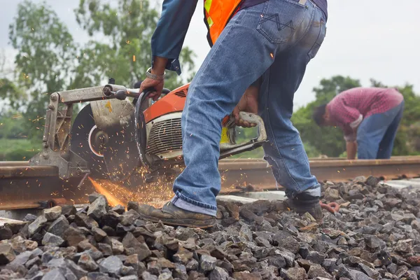 Les ouvriers coupaient des rails pour l'entretien . — Photo