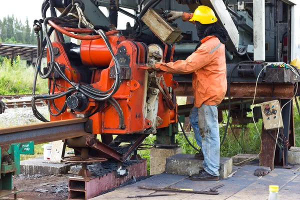 Les travailleurs ferroviaires soudaient avec la machine de soudage bout à bout Flash — Photo