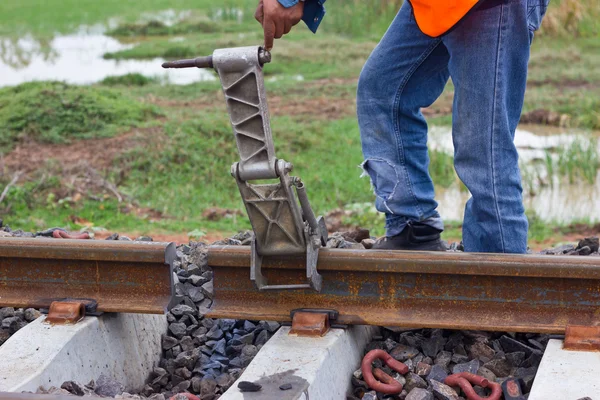 Trabalhadores que preparam o equipamento para a manutenção da via férrea — Fotografia de Stock