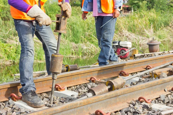 Lavoratori che preparano attrezzature per la manutenzione della ferrovia-Modifica . — Foto Stock