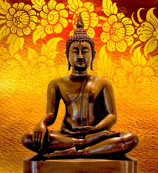 Buddha staty på en guld bakgrund. — Stockfoto