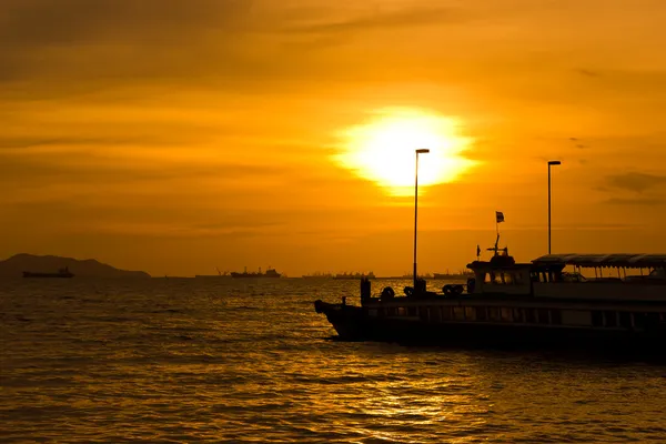 Puesta de sol en el puerto . — Foto de Stock