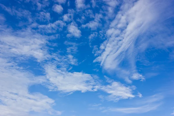 Fantastiska moln på blå himmel. — Stockfoto