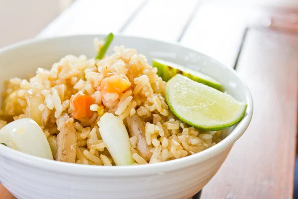 Gebakken rijst groenten van verschillende soorten. — Stockfoto