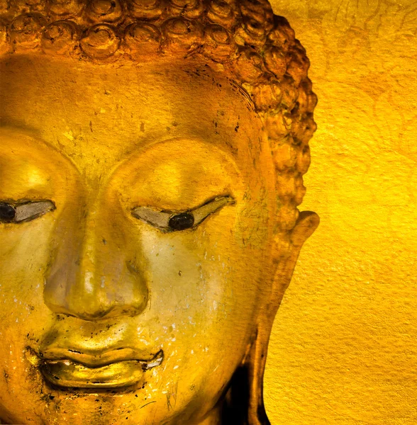 Estátua de ouro de Buda em padrões de fundo dourado Tailândia . — Fotografia de Stock