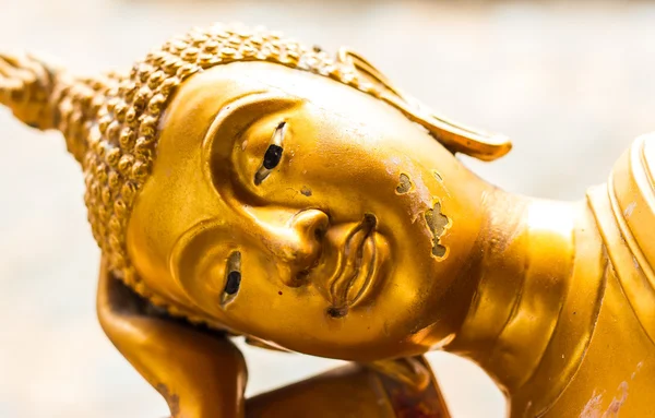 Goldener liegender Buddha. — Stockfoto
